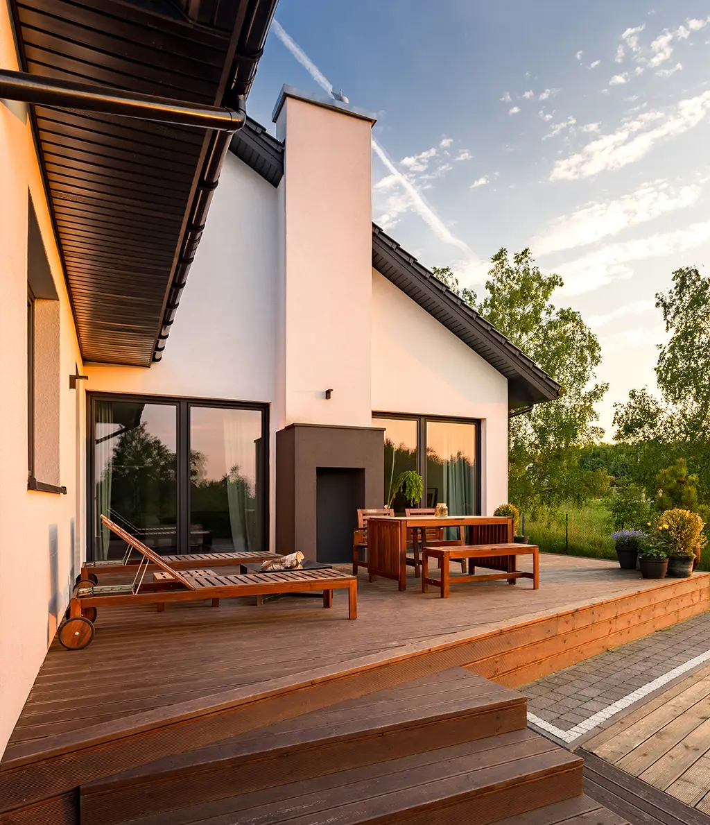 Holzliegen und Holztisch mit Stühlen aus Holz auf einer Holzterrasse