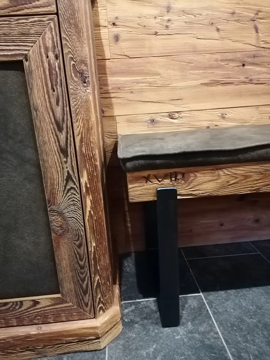 Details Holzschrank und Holzbank