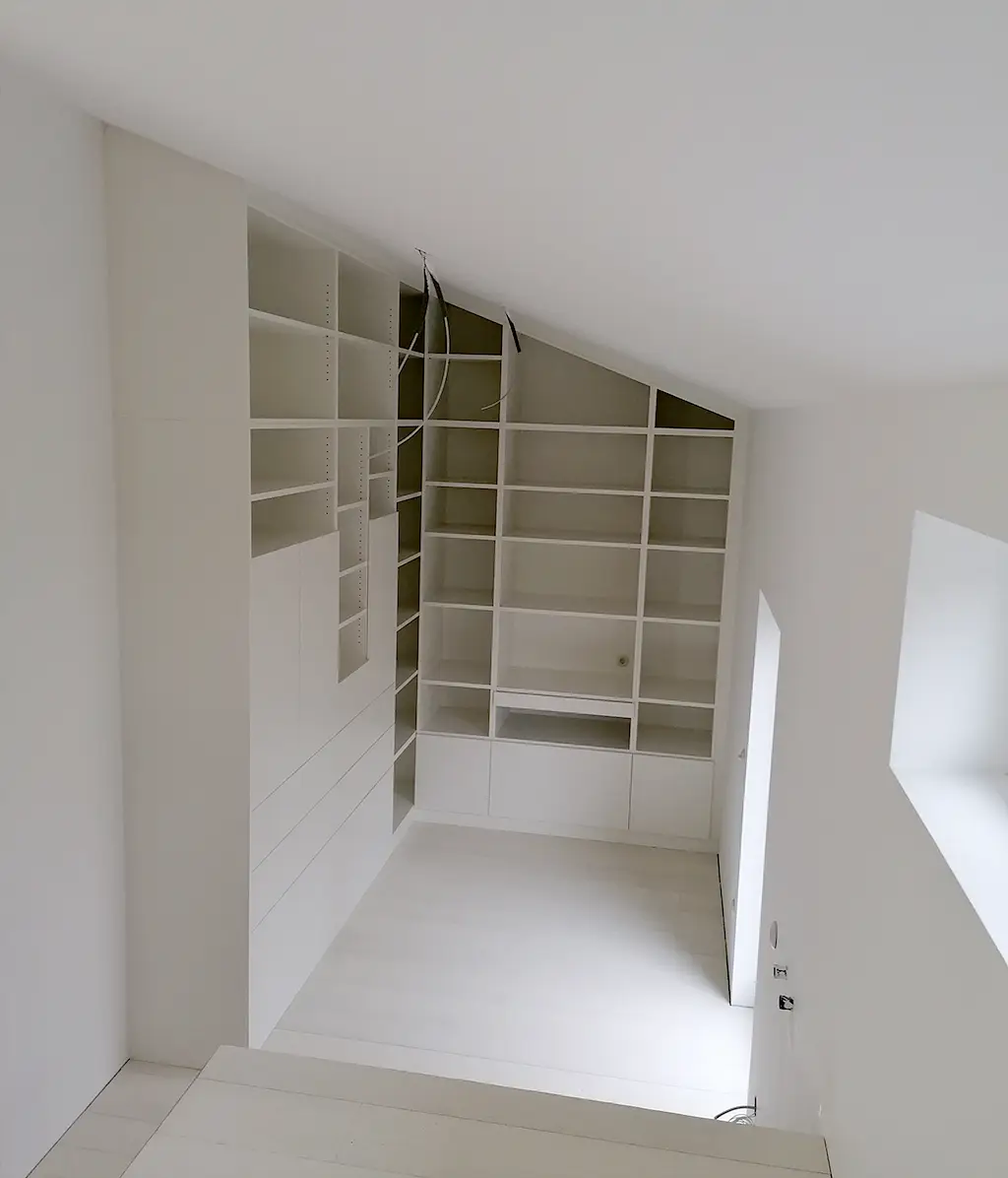 An Dachschräge angepasster Schrank