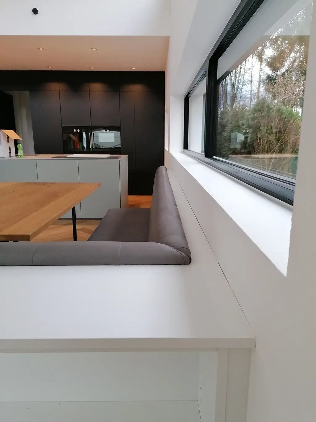 Detailansicht Holzbank & Holztisch. Im Hintergrund mehrere Kästen