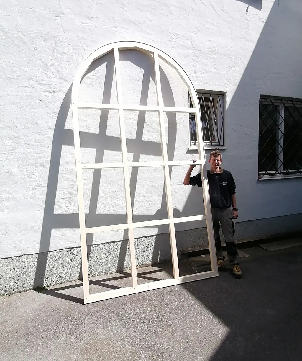 Gerold Gappmaier mit individuell gefertigtem Holzrahmen